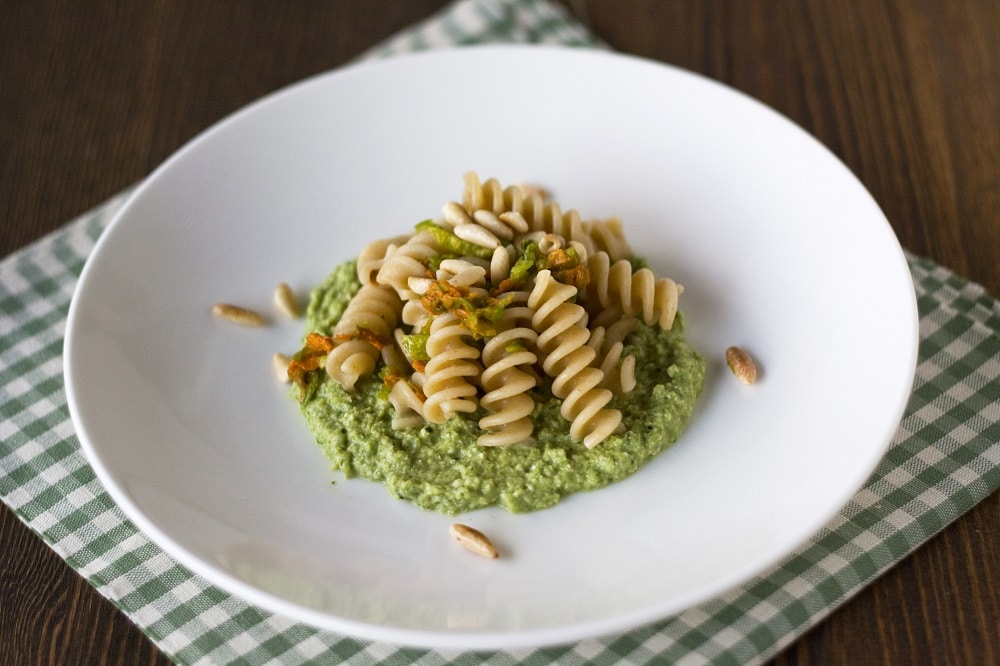 Fusilli integrali con pesto di zucchine e fiori