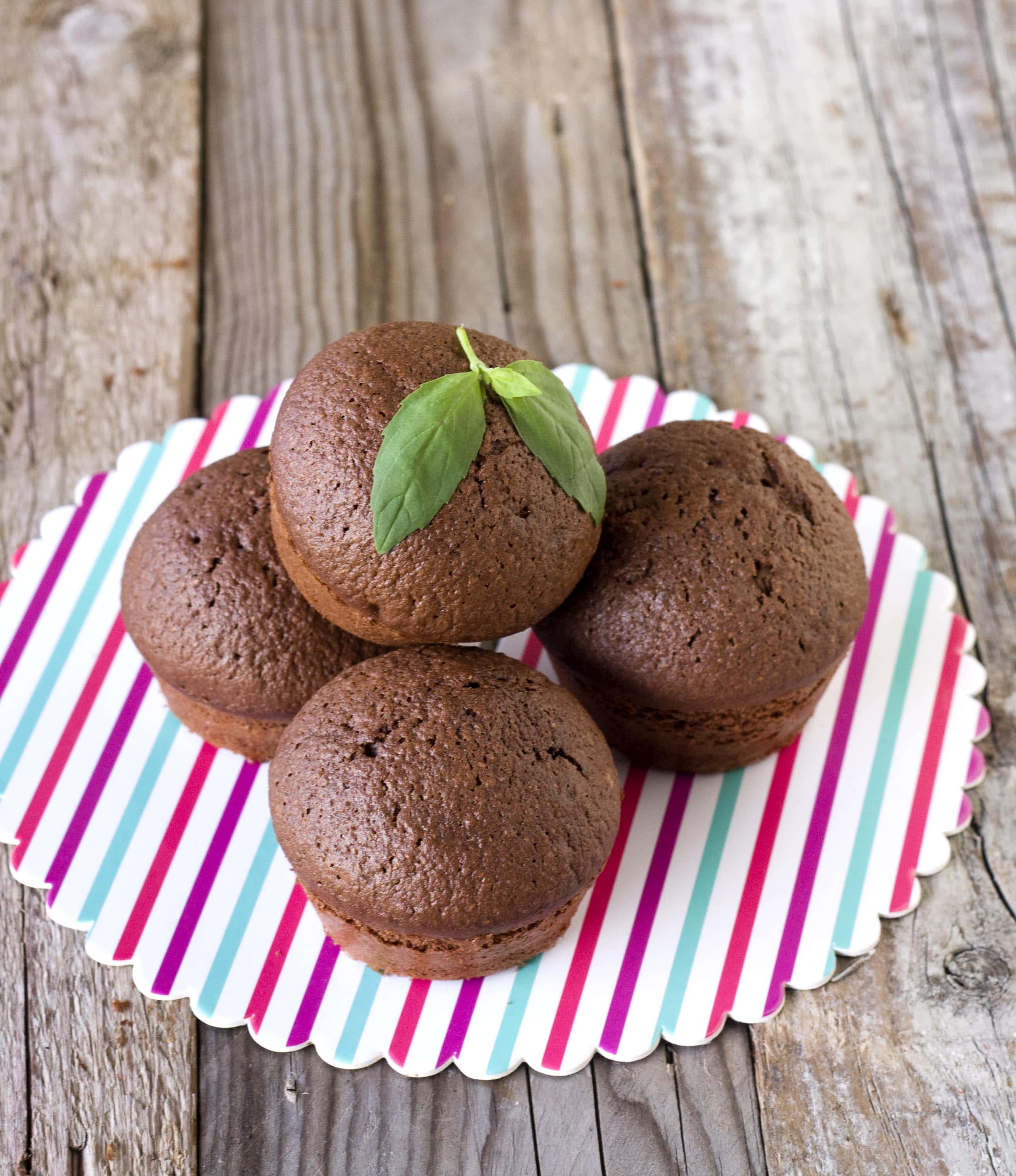 Cake integrali al cioccolato, pepe lungo e basilico