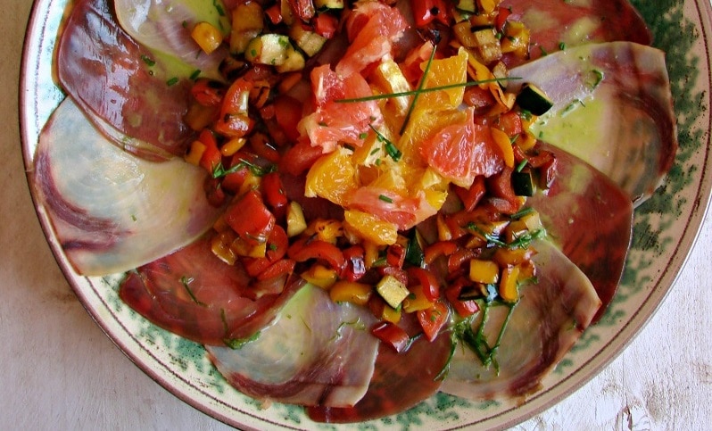 Carpaccio di pesce spada e tonno su letto di insalata