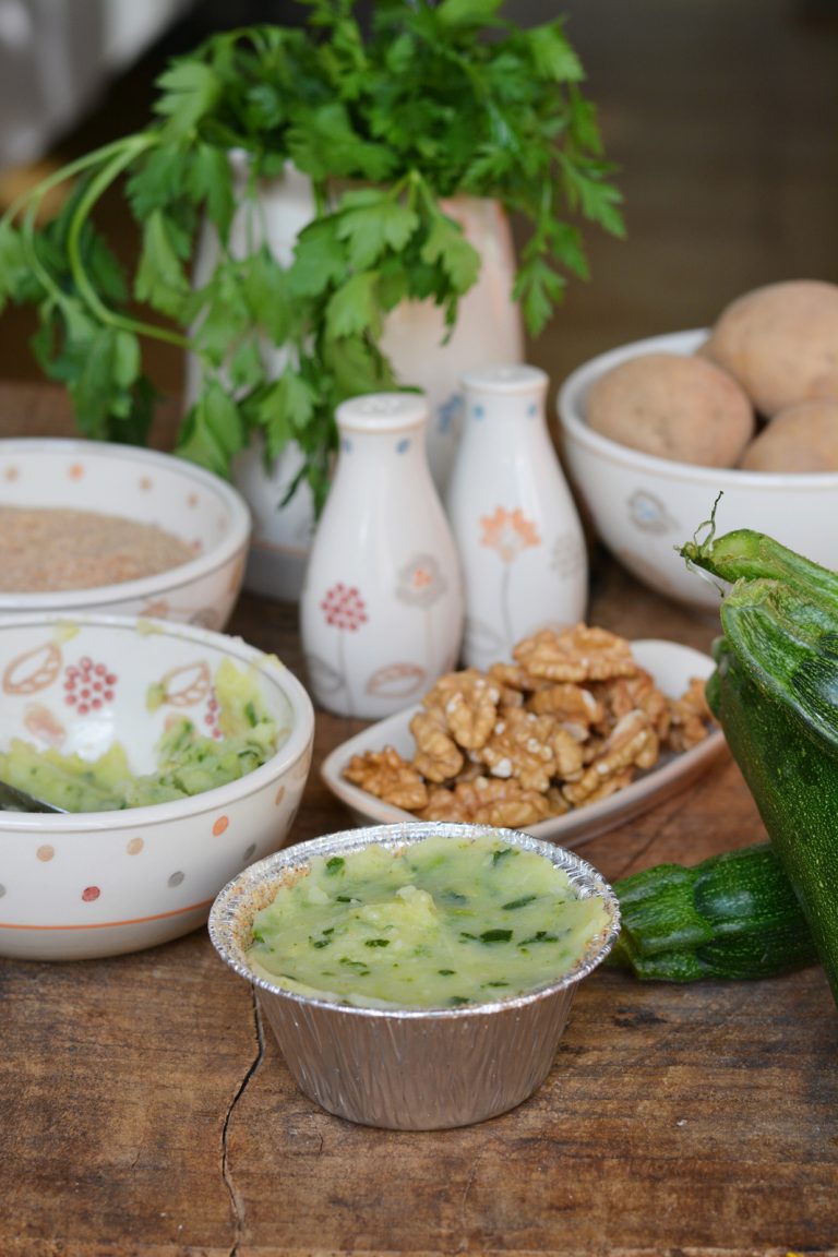 Sformatini di zucchine e patate: disporre il composto in uno stampo di alluminio