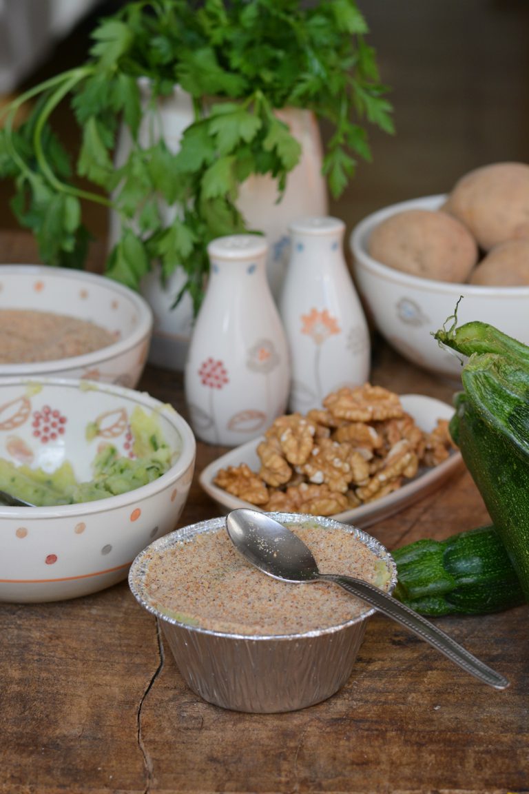 Sformatini di zucchine e patate: ricoprire con pangrattato e olio