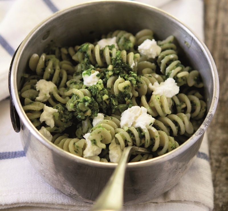 Fusilli di farro al pesto di rucola e formaggio caprino