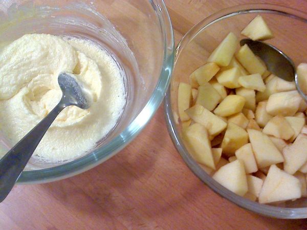 Preparazione torta di mele senza burro e latte 1