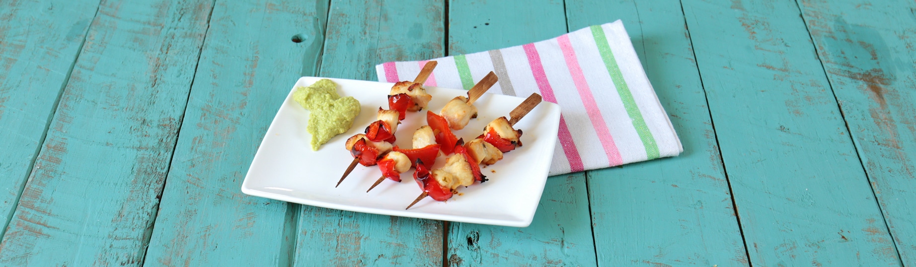 Spiedini di pollo con salsa guacamole