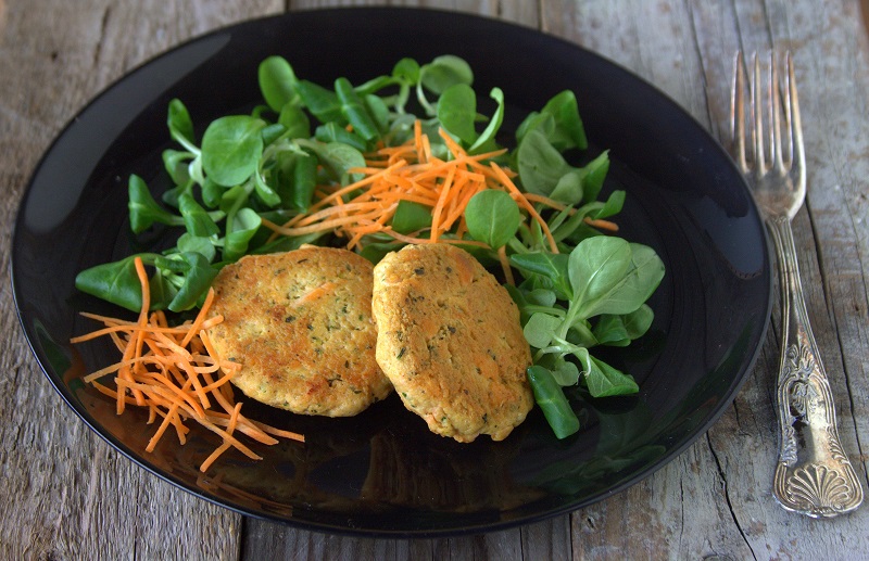 Burger di salmone al curry con songino e carote