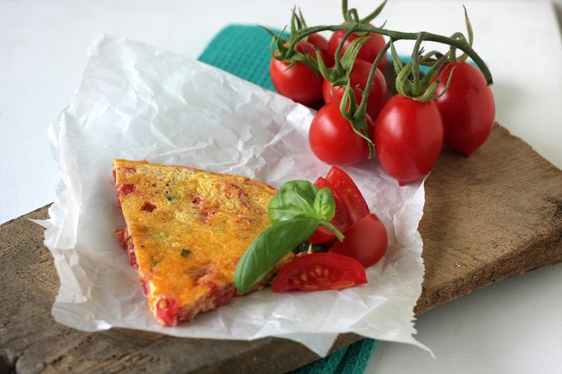 Frittata con pomodori, basilico al pecorino