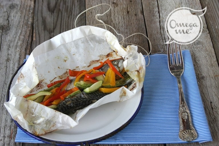 Sgombro al cartoccio con peperoni dolci e zucchine