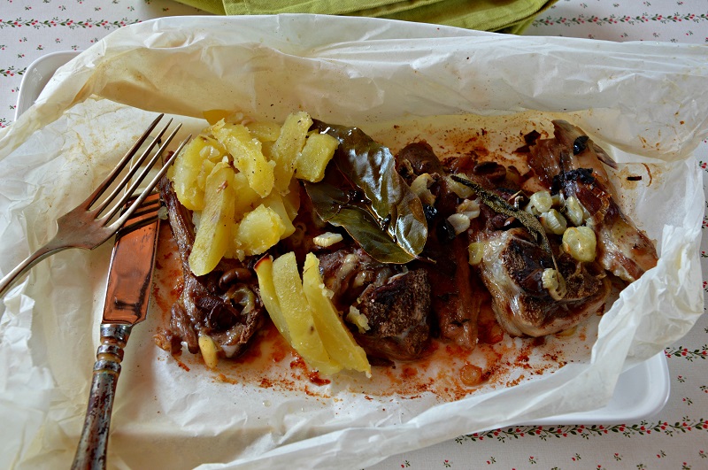 Agnello al cartoccio con patate