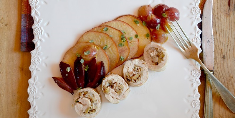 Arrosto di pollo con mele, uva e noci