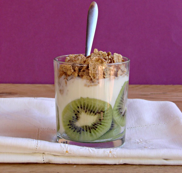 Bicchiere allo yogurt frutta e cereali