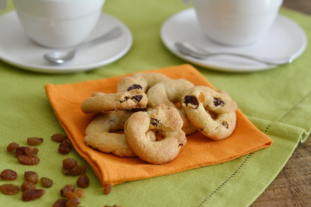 Biscotti al vino bianco ed uvetta