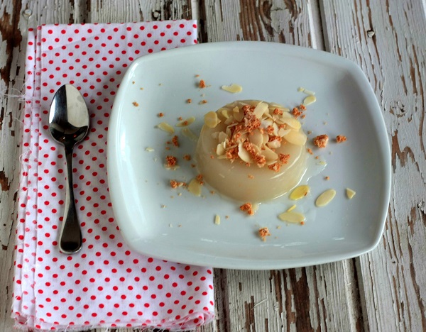 Budino di pera con mandorle a scaglie e amaretti