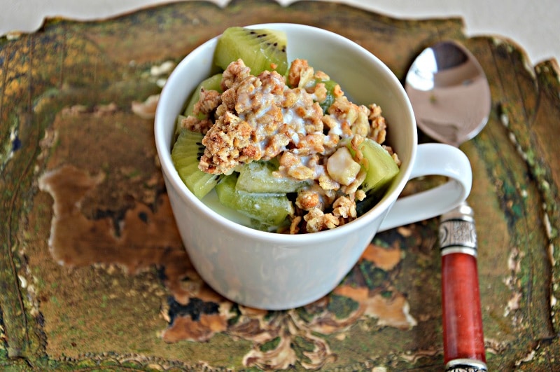 Crema di latte e miele con muesli e kiwi