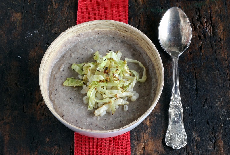 Crema di fagioli con l’occhio con farro e verza