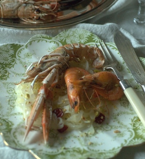 Crostacei al saor leggero con pistacchi e mirtilli rossi