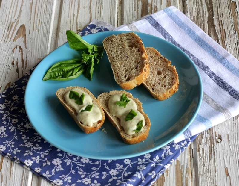 Crostini con salsa greca alla melanzana