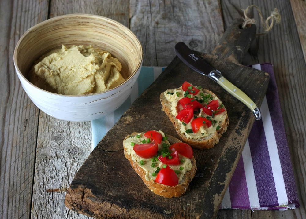 Hummus di ceci con pomodorini ed erba cipollina