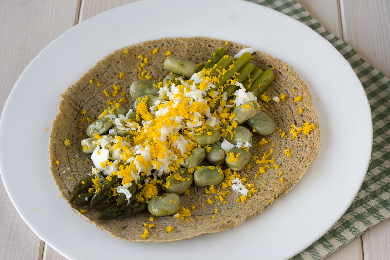 Gallettes al grano saraceno con asparagi fave e uovo