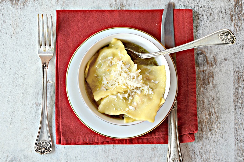 Agnolotti di gallina in brodo