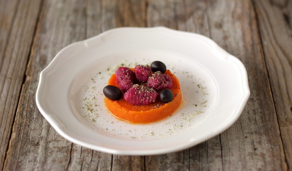 Gnocchi di barbabietola con salsa di olive e zucca
