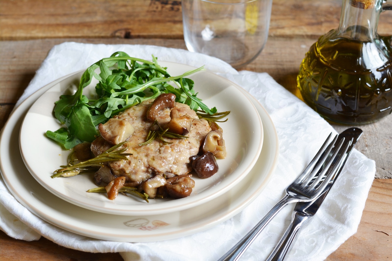 Hamburger di pollo con funghi e rosmarino