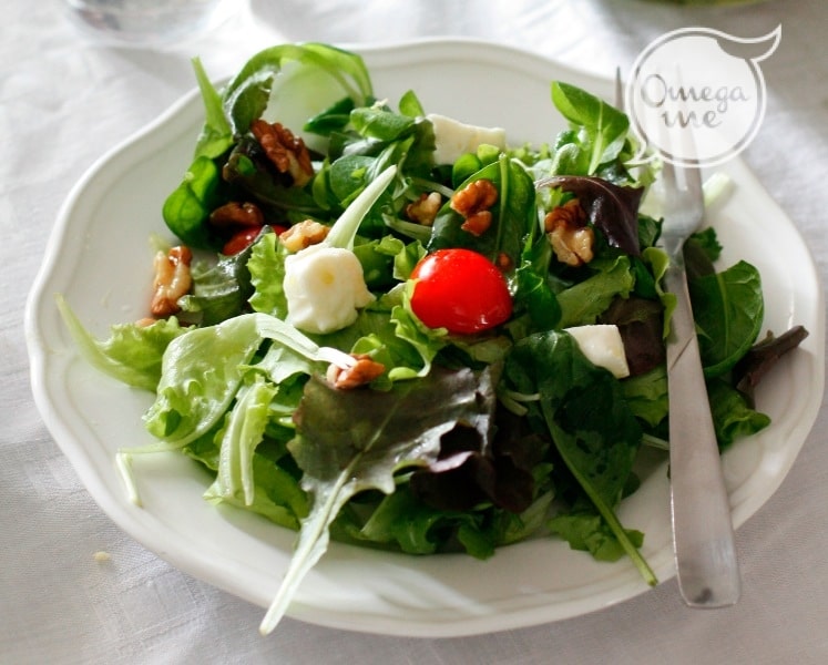 Insalatona verde con formaggio fresco e noci