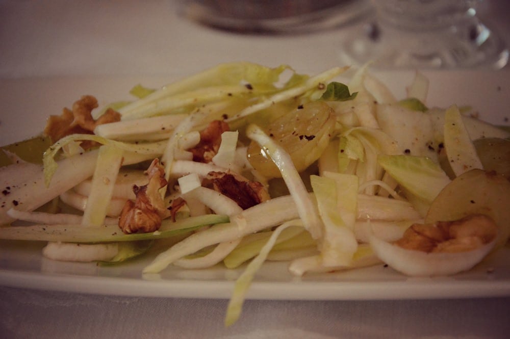 Insalata belga con uva e noci