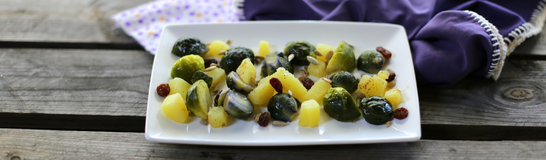 Insalata tiepida di cavoletti di bruxelles con uvetta e semi di girasole