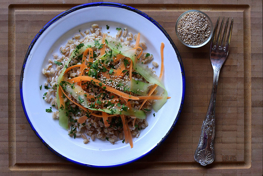 Insalata di farro con carote e cetrioli