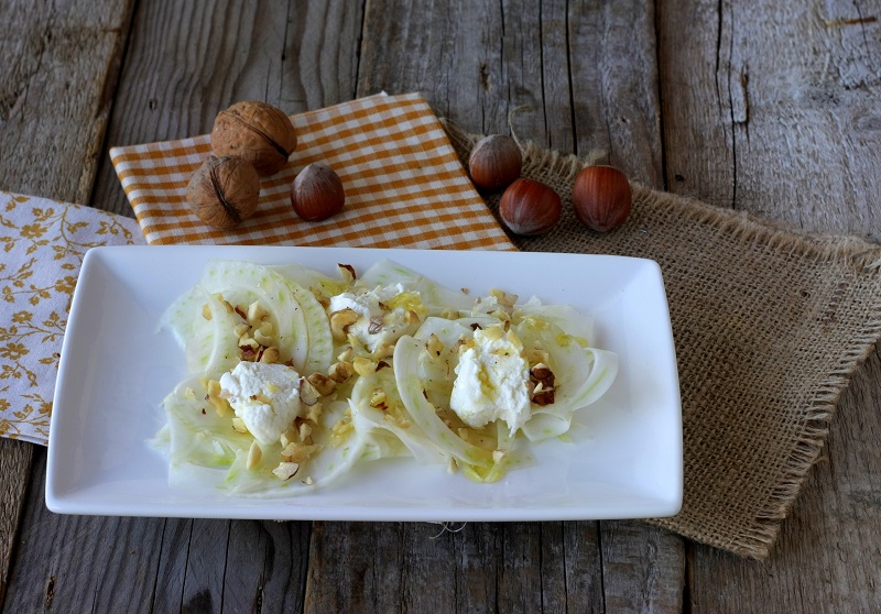 Insalata di finocchio con caprino, noci e nocciole
