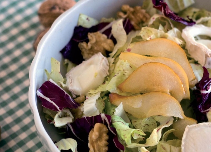 Insalata di radicchio, pere, noci e caprino