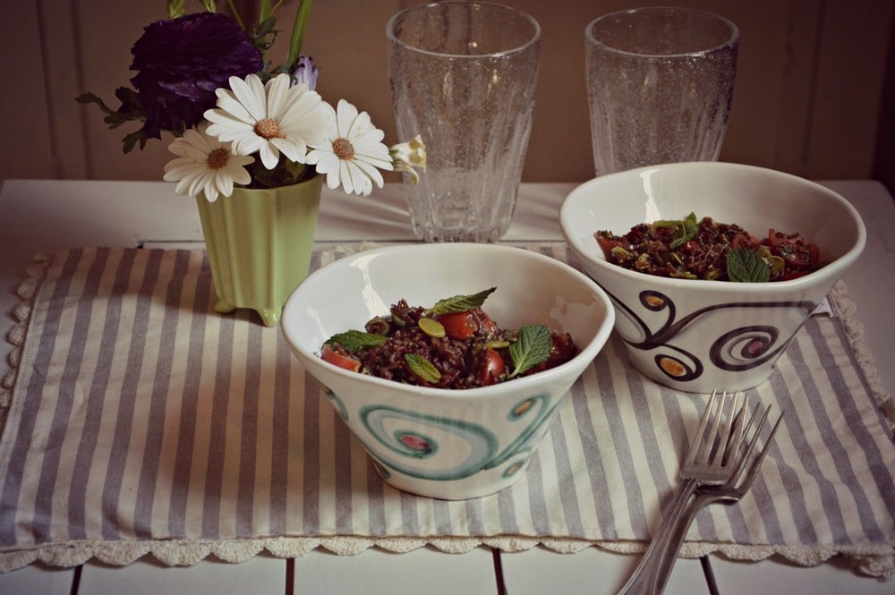 Insalata di riso rosso e fave con pesto di basilico e rucola