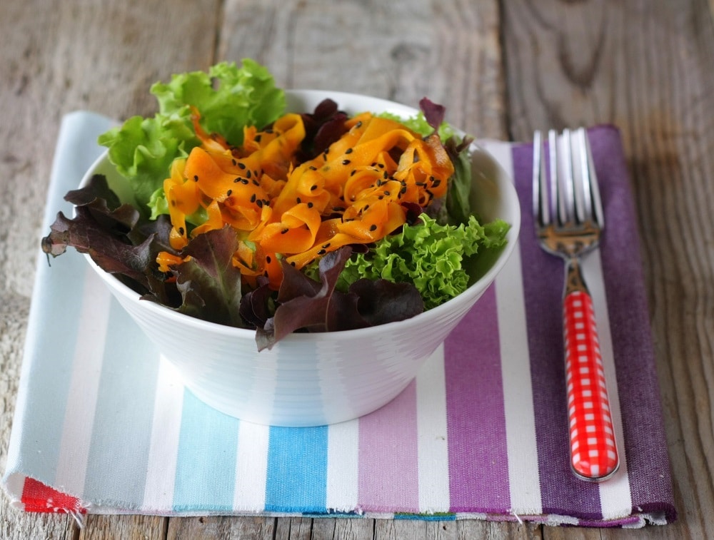 Insalata riccia con carote in agrodolce