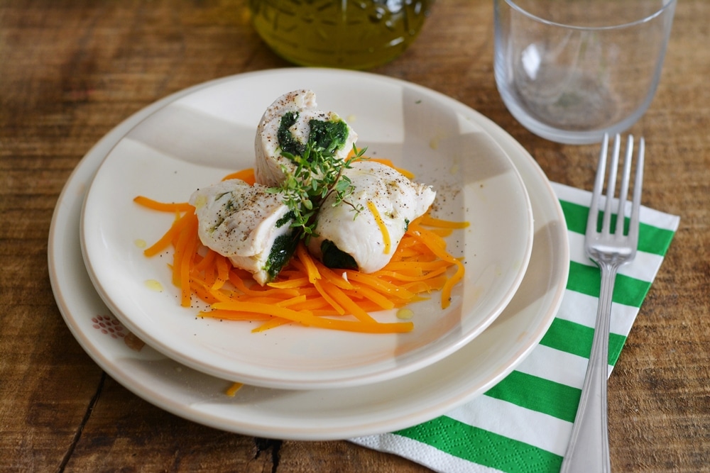 Involtini di pollo e spinaci cotti al vapore