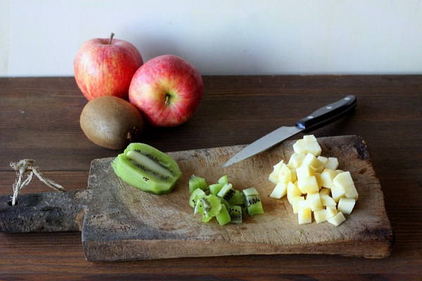 Macedonia di frutta invernale: mele, noci e kiwi