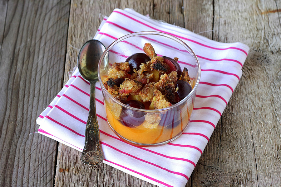 Macedonia estiva con crumble di farro e nocciole