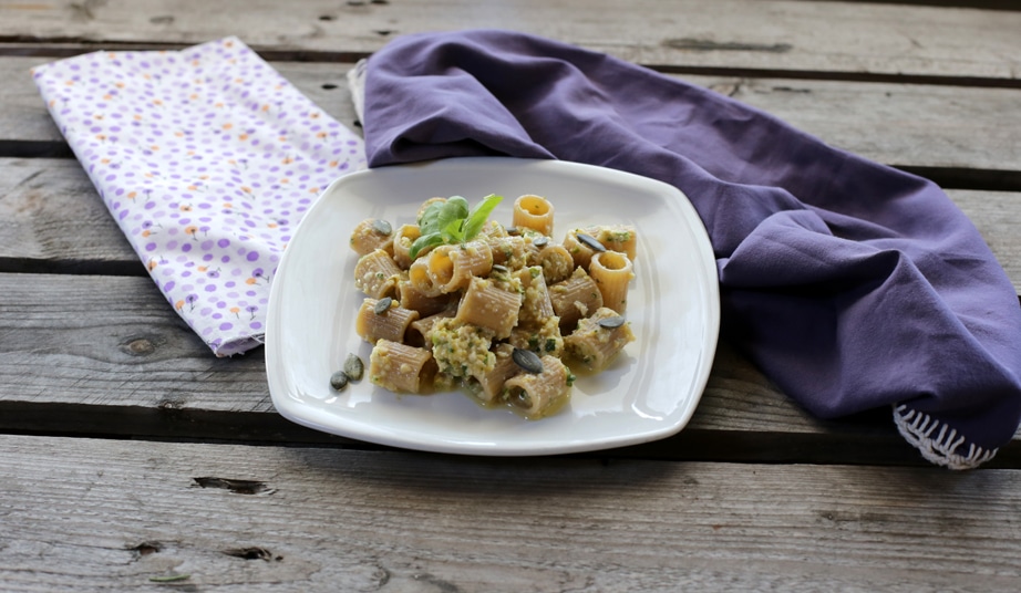 Mezze maniche con pesto di finocchi e semi di zucca