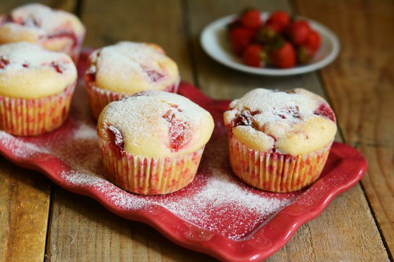 Muffin soffici alle fragole, ricetta dolci soffici alla frutta - Vallé Italia