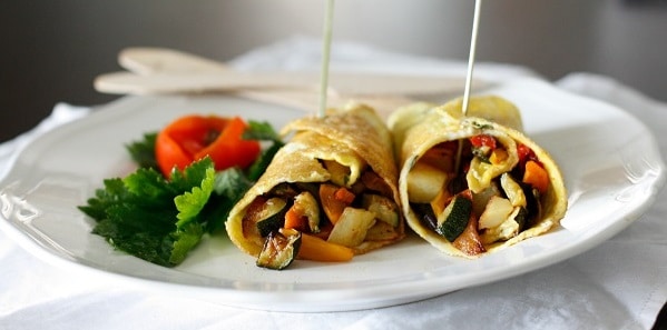 Omelette al basilico con ratatouille di verdure e noci