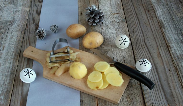 Filetto di orata con patate al forno: pelare e tagliare le patate