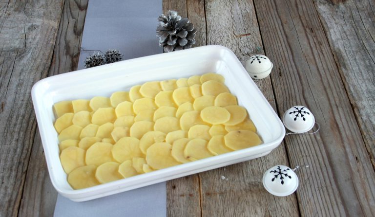 Filetto di orata con patate al forno: poggiare le fettine di patate su una teglia da forno