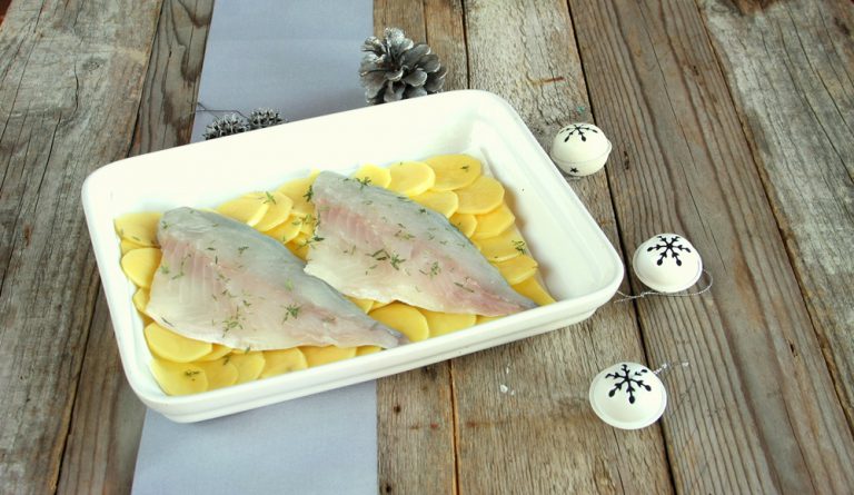 Filetto di orata con patate al forno: poggiare i filetti di orata sulle patate