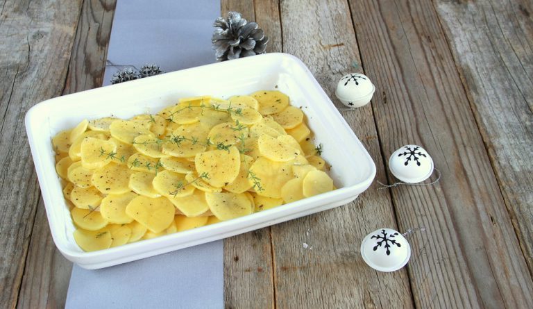 Filetto di orata con patate al forno: coprire l'orata con altre fettine di patate