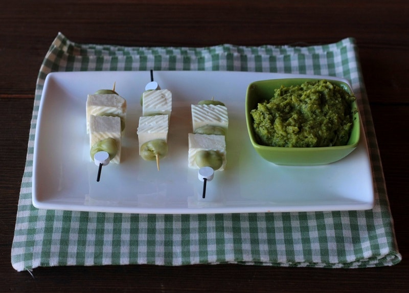 Spiedini di primosale con pesto di fave