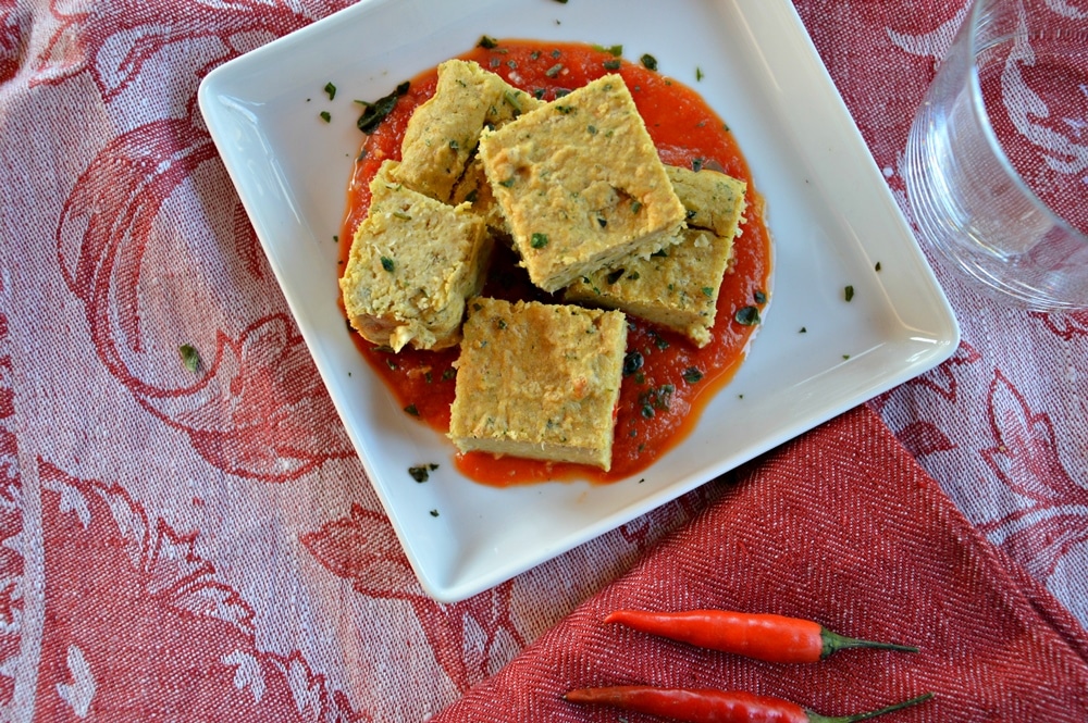 Quadrucci di ceci speziati in salsa di pomodoro