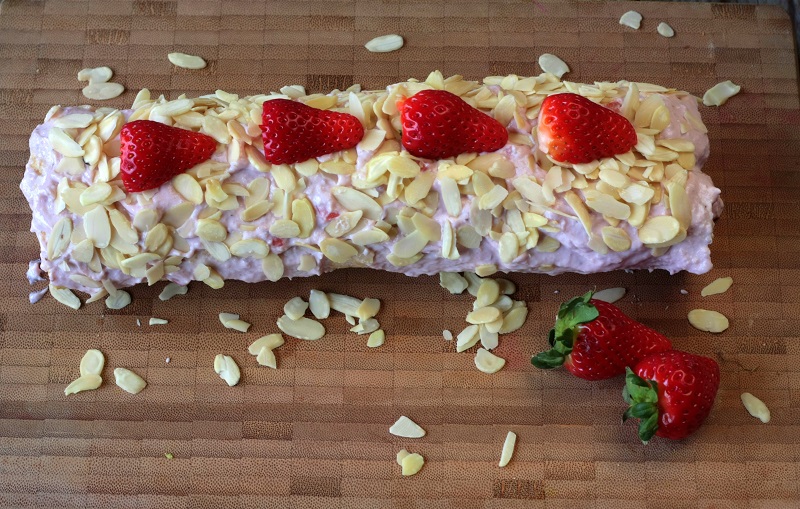 Rotolo con ricotta fragole e mandorle