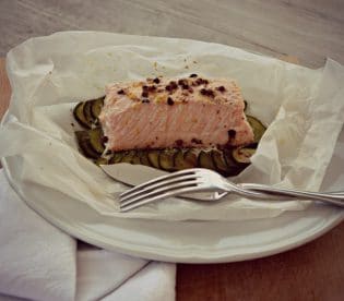 Salmone e zucchine al cartoccio cotti al vapore