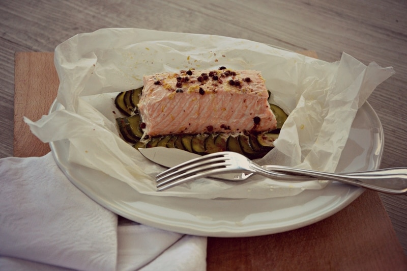 Salmone e zucchine al cartoccio cotti al vapore