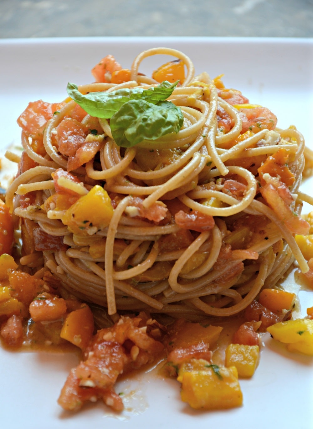 Spaghetti integrali, pesce spada e pesto di noci