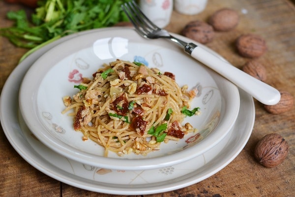 Spaghetti con tonno, noci e pomodori secchi